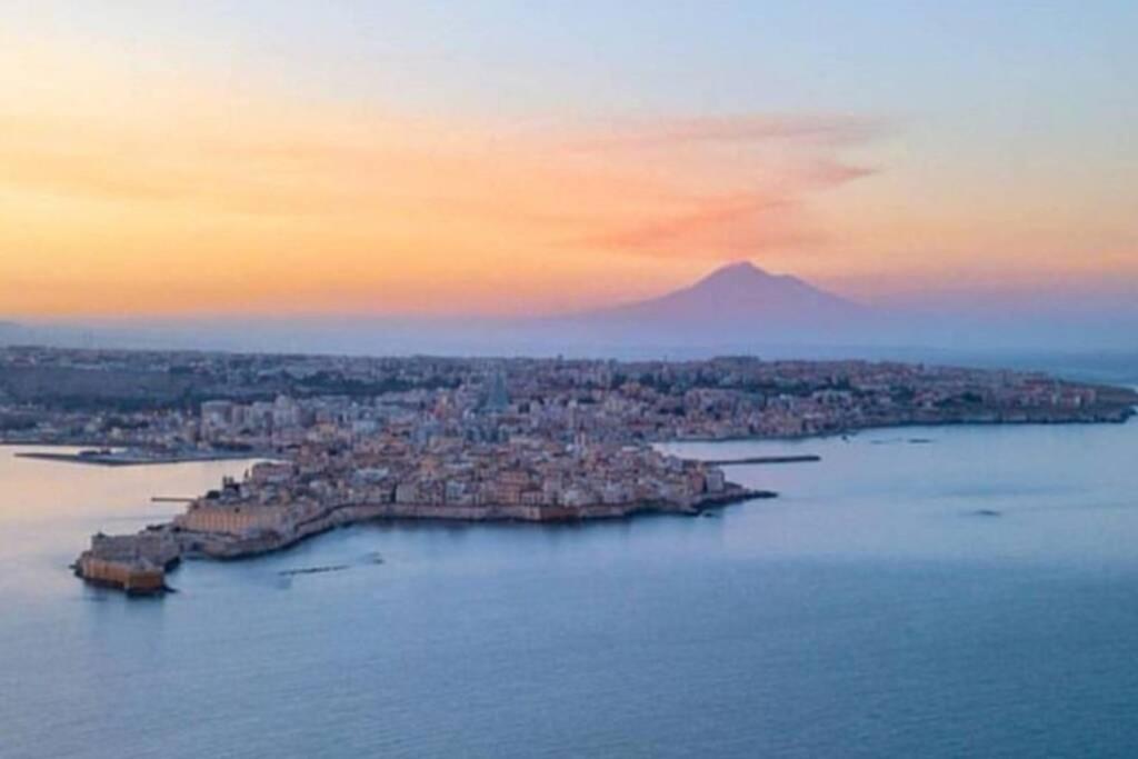 Sea-View Terrace & Bikes Moon Ortigia Holiday Home سيراكوزا المظهر الخارجي الصورة